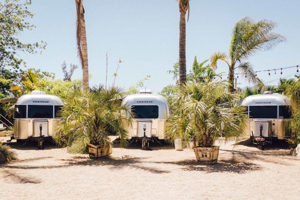 105434973 - CARAVAN OUTPOST